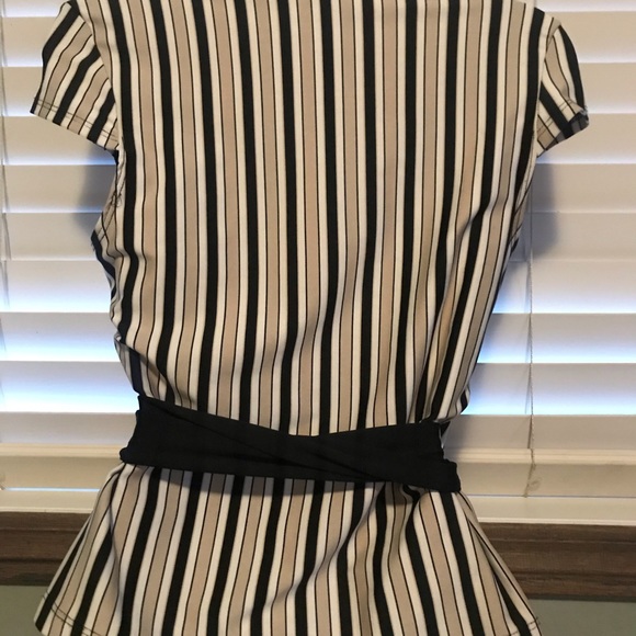 Classy timeless V-neck top - Picture 3 of 3